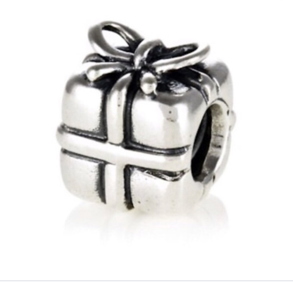 🎁Authentic Retired Pandora Present Charm🎁